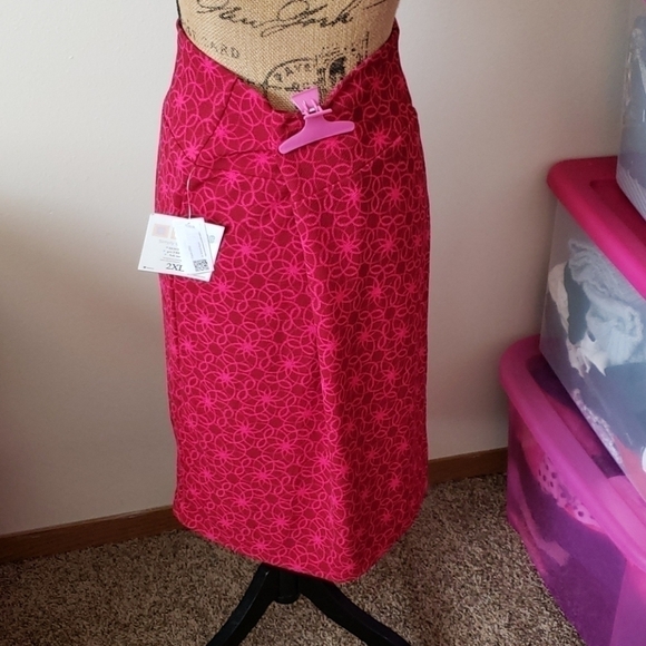 Nwt 2xl maroon and hot pink lularoe cassie - Picture 3 of 3